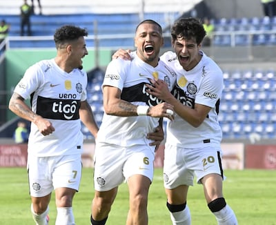 Richard Daniel Ortiz Bustos (36 años) celebra su gol con disparo fuera del área, el tanto que abrió el marcador a favor de Olimpia. Se unen a la celebración Eduardo Delmás (19) y Fernando Cardozo (25) en el Defensores del Chaco.