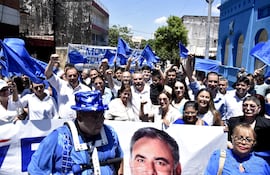 Ever Villalba y su comitiva.