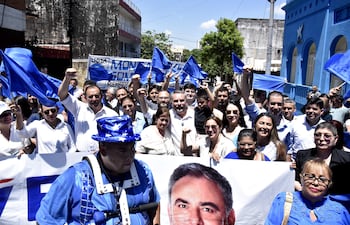 Ever Villalba y su comitiva.