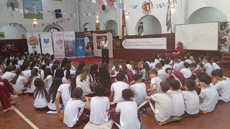 Momento del cuentacuentos a cargo de Verónica Abente, en la Escuela Perpetuo Socorro, de Pedro Juan Caballero.
