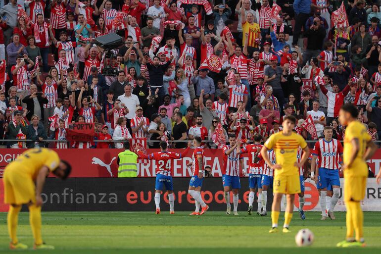 Los futbolistas del Girona festejan un gol en el partido frente a Barcelona por la jornada 34 de LaLiga en el estadio Montilivi, en Girona, España.