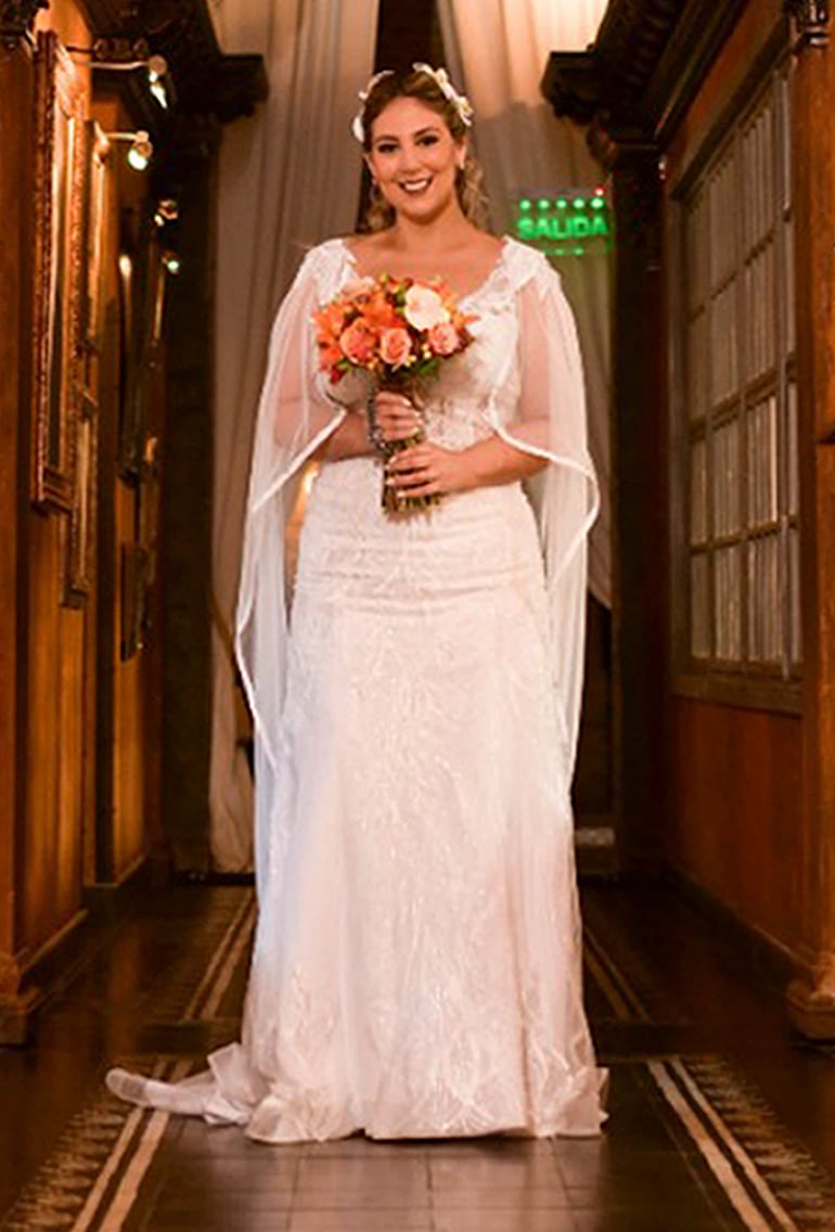 La novia lució divina con un vestido confeccionado por Caburé, y llevo un tocado con arreglos de orquídeas blancas naturales,