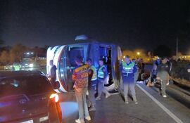 Así quedó el bus de la empresa Nuestra Señora de la Asunción tras volcar en Caaguazú.