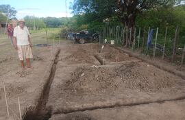 Don Francisco Chaparro denunciando la construcción de la vivienda, en parte que sería una calle pública.