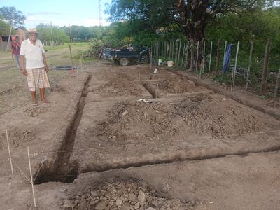 Don Francisco Chaparro denunciando la construcción de la vivienda, en parte que sería una calle pública.