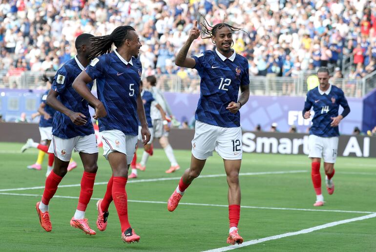 Bradley Barcola (d) de Francia celebra tras anotar el segundo gol de su equipo durante el partido de dieciseisavos de final de la Copa Mundial de la FIFA 2026 entre Francia y Suecia, en Nueva Jersey, EE. UU..