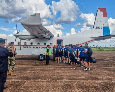 Los futbolistas del 2 de Mayo viajaron de Pedro Juan Caballero a Asunción en esta unidad de la Fuerza Aérea, mientras que los componentes de la logística tuvieron un traslado terrestre debido a la capacidad limitada de la aeronave.