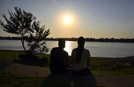 Los atardeceres se disfrutan en las instalaciones del Club de Pesca Municipal de la ciudad de Mariano Roque Alonso. Momentos de relax.