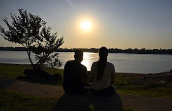 Los atardeceres se disfrutan en las instalaciones del Club de Pesca Municipal de la ciudad de Mariano Roque Alonso. Momentos de relax.