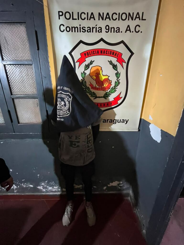 Captan en cámaras a mujer que robó un televisor con una niña en brazos en Limpio