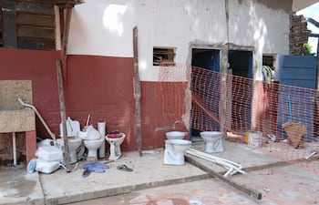 La estructura de los baños ya estaban, y solo por su reparación cobran un millonaria suma de dinero.