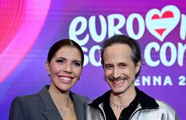 Victoria Swarovski (izq.) y Michael Ostrowski, presentadores del próximo Festival de la Canción Europea (CES), posan para una foto durante una conferencia de prensa en Viena, Austria.
