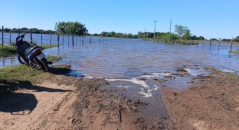 El camino que conduce a la compañía Potrerito, distrito de Gral. Díaz, se encuentra cortado a raíz del avance de las aguas del río Paraná.