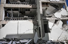 Miles de evacuados esperaban ayuda el 16 de agosto en la isla de Flores, Indonesia, después de que un potente terremoto causara la muerte de 48 personas, dejara decenas de heridos y dañara cientos de casas y edificios.