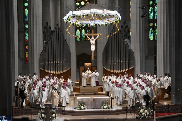 Barcelona (Spain), 10/06/2026.- Pope Leo XIV (C) leads a mass at the Sagrada Familia basilica in Barcelona, northeastern Spain, 10 June 2026. Pope Leo XIV is visiting Spain from 06 to 12 June 2026, with stops in Madrid, Barcelona, and the Canary Islands. (Papa, España) EFE/EPA/CIRO FUSCO
