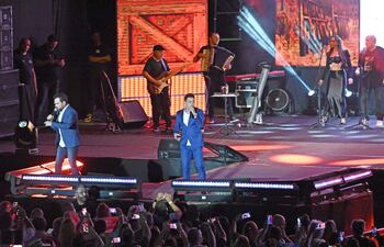 Luciano y Zezé di Camargo en un momento del concierto que ofrecieron anoche en el court central del Yacht.