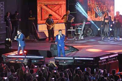Luciano y Zezé di Camargo en un momento del concierto que ofrecieron anoche en el court central del Yacht.