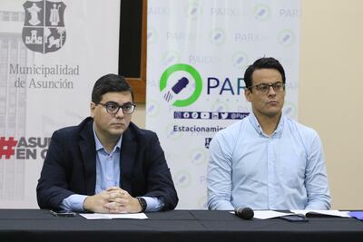 Pedro Britos, representante y vocero de Parxin, junto al jefe de Gabinete de la Municipalidad de Asunción, Nelson Mora. (archivo).