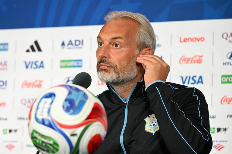 El director técnico francés de la RD del Congo, Sébastien Desabre, ofrece una conferencia de prensa MD-1 en el Houston Stadium en Houston.