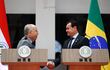 El ministro de Relaciones Exteriores de Brasil, Mauro Vieira (i), saluda al ministro de Relaciones Exteriores de Paraguay, Rubén Ramírez (d), durante una rueda de prensa este lunes, en la cancillería de Paraguay, en Asunción (Paraguay). Paraguay dio por "concluido el asunto" de las denuncias de espionaje a sus funcionarios, tras recibir de Brasil un "informe confidencial" con las "aclaraciones solicitadas" sobre los hechos ocurridos entre junio de 2022 y marzo de 2023, según un comunicado conjunto de ambas Cancillerías en Asunción. EFE/ Juan Pablo Pino