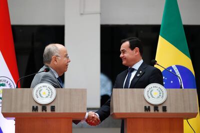 El ministro de Relaciones Exteriores de Brasil, Mauro Vieira (i), saluda al ministro de Relaciones Exteriores de Paraguay, Rubén Ramírez (d), durante una rueda de prensa este lunes, en la cancillería de Paraguay, en Asunción (Paraguay). Paraguay dio por "concluido el asunto" de las denuncias de espionaje a sus funcionarios, tras recibir de Brasil un "informe confidencial" con las "aclaraciones solicitadas" sobre los hechos ocurridos entre junio de 2022 y marzo de 2023, según un comunicado conjunto de ambas Cancillerías en Asunción. EFE/ Juan Pablo Pino
