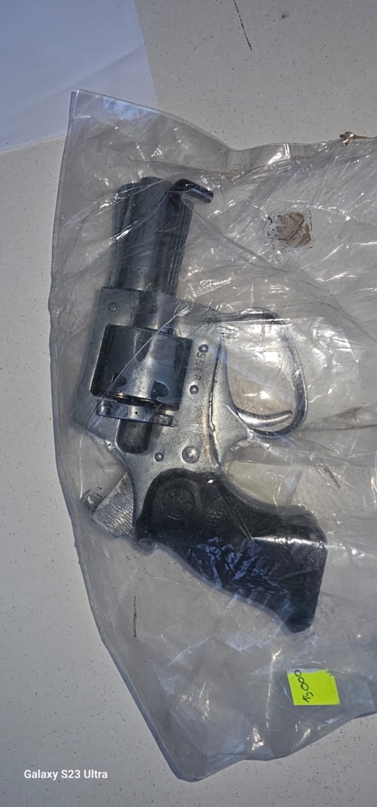 Arma incautada en mano de una mujer que realizó tres disparos hacia su exmarido en el Palacio de Luque.