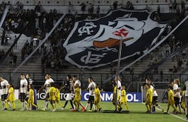 Los jugadores de Vasco y Olimpia salen al campo de juego para disputar un partido por la fase de grupos de la Copa Sudamericana 2026 en el estadio Sao Januario, en Río de Janeiro, Brasil.