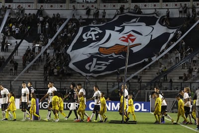 Los jugadores de Vasco y Olimpia salen al campo de juego para disputar un partido por la fase de grupos de la Copa Sudamericana 2026 en el estadio Sao Januario, en Río de Janeiro, Brasil.