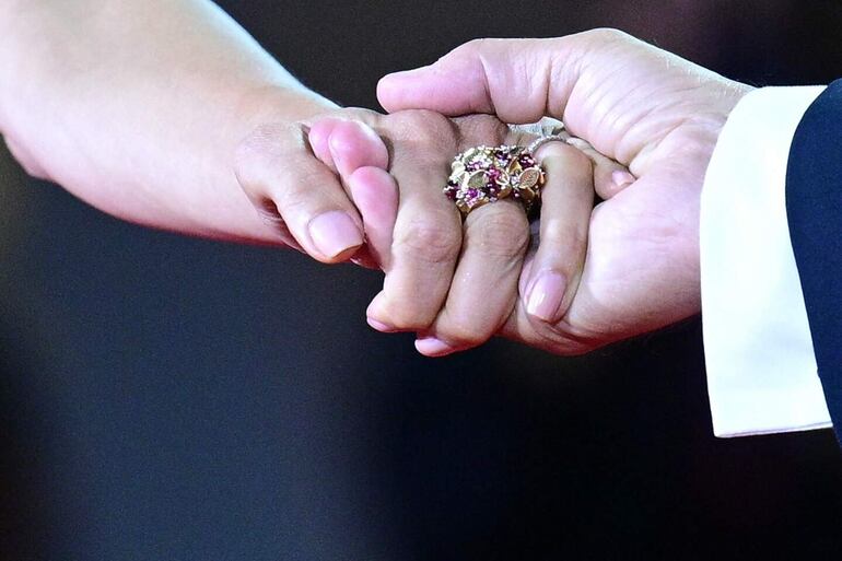 El actor estadounidense George Clooney toma la mano de su esposa Amal Clooney mientras caminan por la alfombra roja antes de la proyección de la película "Jay Kelly", presentada en competición en el 82º Festival Internacional de Cine de Venecia. (Tiziana FABI / AFP)