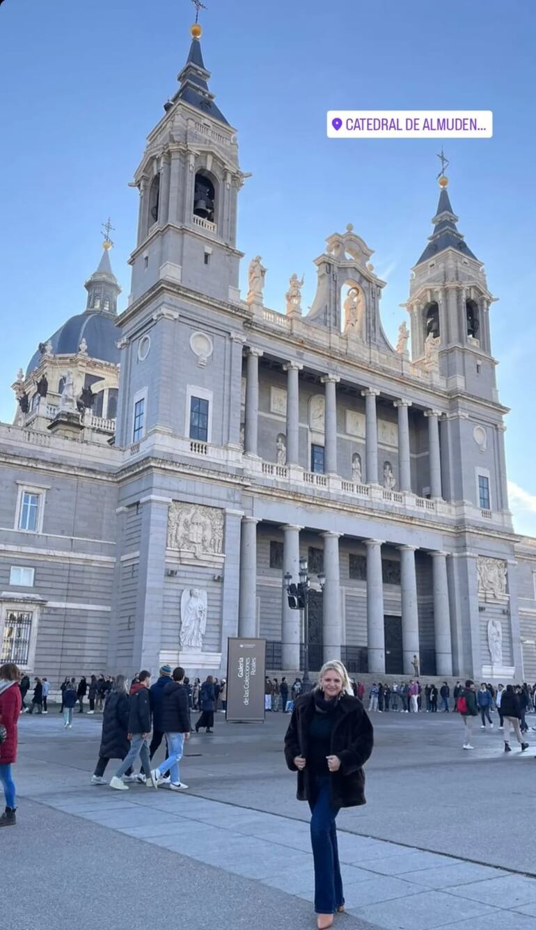 Adela Mercado frente a la Catedral de Almudena. (Instagram/Adela Mercado)