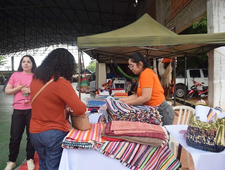 Los visitantes adquirieron variedad de artículos artesanales.