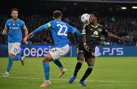 El defensor del Napoli, Giovanni Di Lorenzo, y el delantero del Union Berlin, Sheraldo Becker, en acción durante el partido de fútbol del grupo C de la Liga de Campeones de la UEFA entre el SSC Napoli y el Union Berlin, en Nápoles, el 8 de noviembre de 2023.