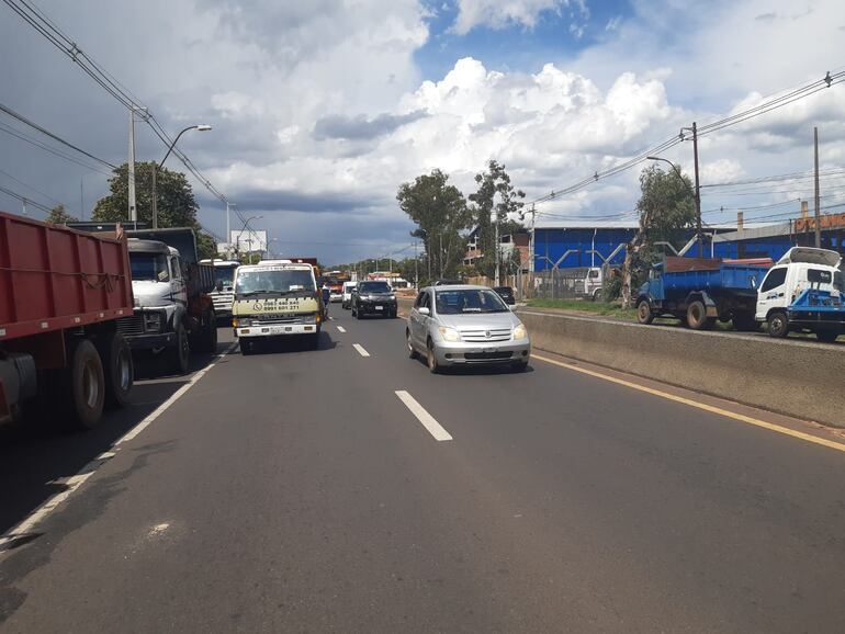 Camiones en las calzadas vuelve mas lento y cauteloso el paso de vehículos en Capiatá. (gentileza).