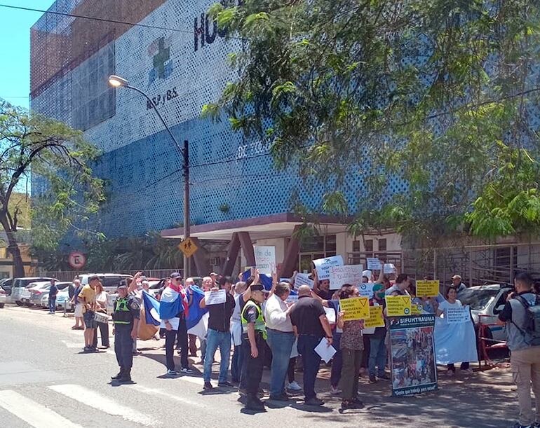 Manifestación frente al Hospital de Trauma por recorte de presupuesto. Locales 06 de noviembre de 2025