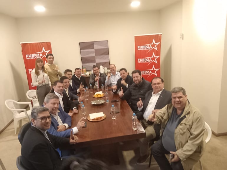 "Abrazo republicano" en Asunción: disidencia colorada acompañará a Camilo Pérez - Política