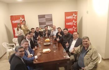 El candidato del Partido Colorado para las elecciones municipales, Camilo Pérez, reunido con líderes del movimiento Fuerza Repúblicana.