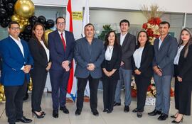 El Ing. Gustavo Samaniego (centro), presidente de la Cooperativa Paraguaya de la Construcción (Copacons), junto a los miembros de la comisión directiva.