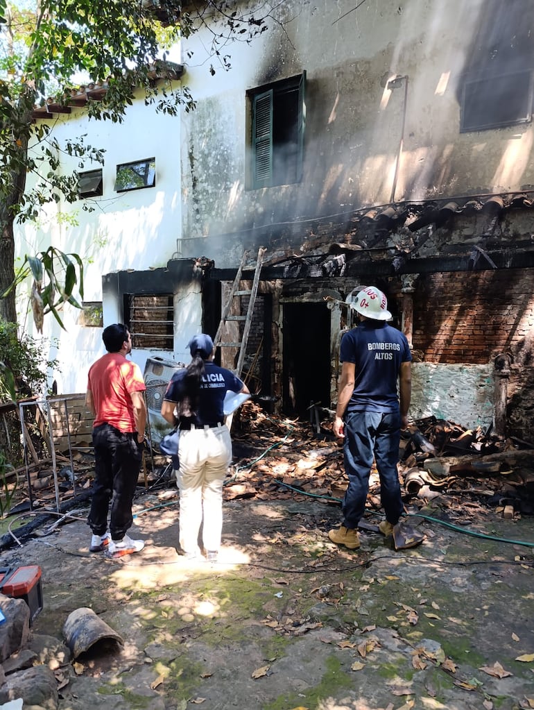 Así quedó la vivienda tras el incendio fatal en el que murió una mujer de 91 años.
El inmueble está ubicado en el barrio Centro, a dos cuadras de la Playa Rotonda.