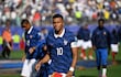 El delantero de Francia Kylian Mbappé observa antes del partido de fútbol de los dieciseisavos de final de la Copa Mundial 2026 entre Francia y Suecia en el Estadio de Nueva York/Nueva Jersey en East Rutherford.
