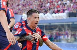 Gustavo Velázquez, jugador de Cerro Porteño, festeja un gol en el partido frente a Libertad por la fecha 21 del torneo Clausura 2025 de la Primera División de Paraguay en el estadio La Nueva Olla, en Asunción, Paraguay.