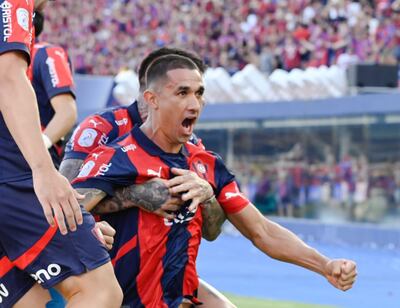 Gustavo Velázquez, jugador de Cerro Porteño, festeja un gol en el partido frente a Libertad por la fecha 21 del torneo Clausura 2025 de la Primera División de Paraguay en el estadio La Nueva Olla, en Asunción, Paraguay.