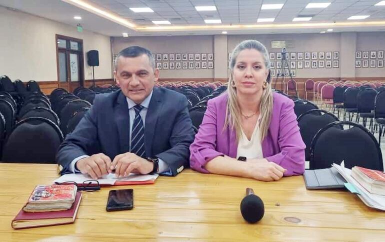Fiscales Leonardi Guerrero y Belinda Bobadilla, encargados del caso "mafia de los pagarés".