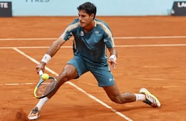 El tenista paraguayo Adolfo Daniel Vallejo durante el partido frente al italiano Flavio Cobolli en los dieciseisavos de final del Madrid Open en la Caja Mágica, en Madrid, España.