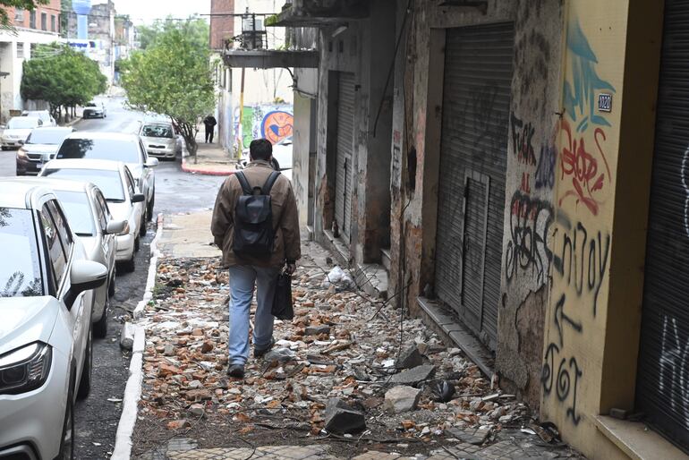 La vereda en Oliva casi Colón parece una “zona de guerra” ante el abandono y los destrozos.