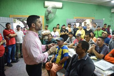 Óscar "Nenecho" Rodríguez (ANR-HC), con funcionarios de Servicios Urbanos, anunciando la compra de los camiones nuevos.