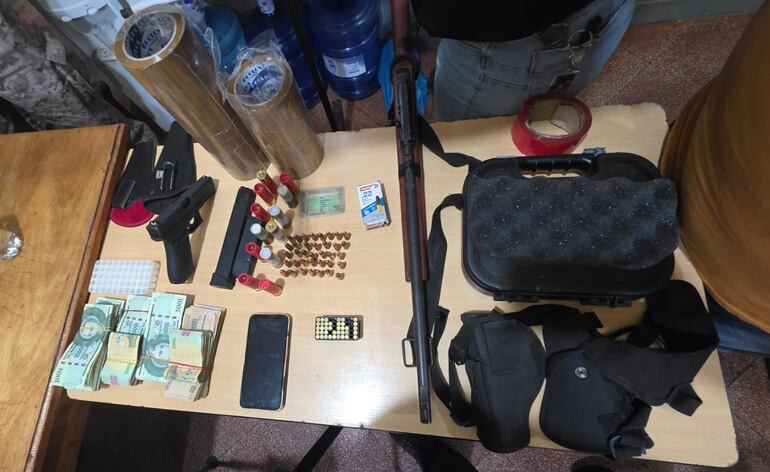 Armas, municiones, dinero en efectivo y otros elementos incautados.