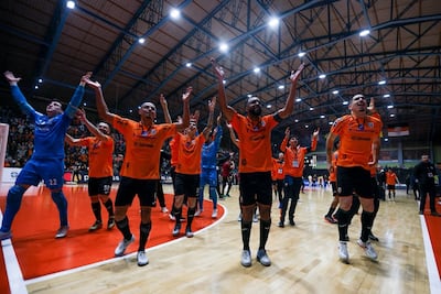 Jugadores de Carlos Barbosa festejan el heptacampeonato con su gente, al doblegar en tanda de penales a Magnus Futsal, en duelo de finalistas brasileños por la Libertadores 2026.