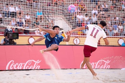 Néstor Medina ensaya una volea, en el partido contra España. Los Pynandi perdieron en tiempo extra 4-3 en la Playa Real de Toros de Andalucía, en Cádiz.