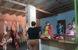 Se torna difícil conseguir carne vacuna en las carnicerías en Fuerte Olimpo; las personas hasta se pelean por conseguir algunos kilos.