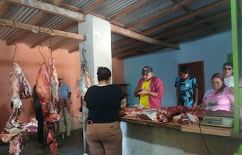 Se torna difícil conseguir carne vacuna en las carnicerías en Fuerte Olimpo; las personas hasta se pelean por conseguir algunos kilos.
